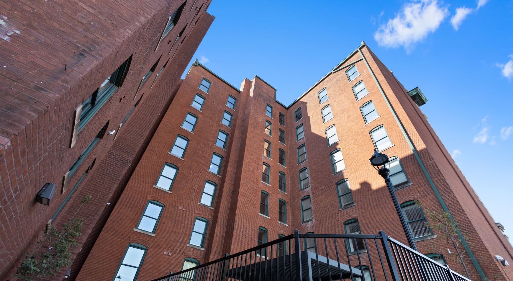 a tall building with many buidlings